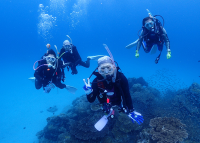 嘉鉄の根で記念撮影