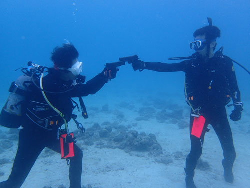 水中でドンパチ