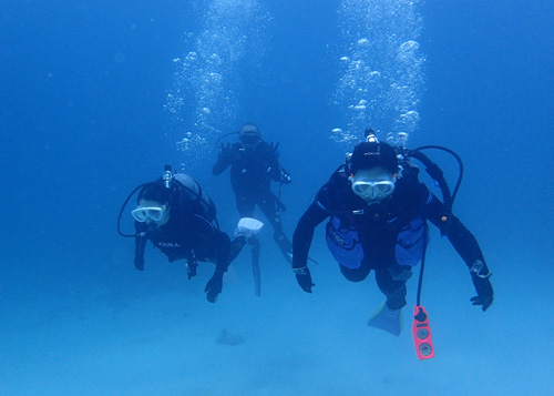 水中で見守るお父さん