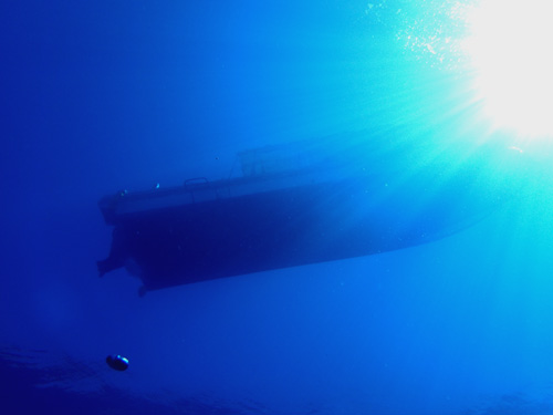 ダイビングボートのシルエット