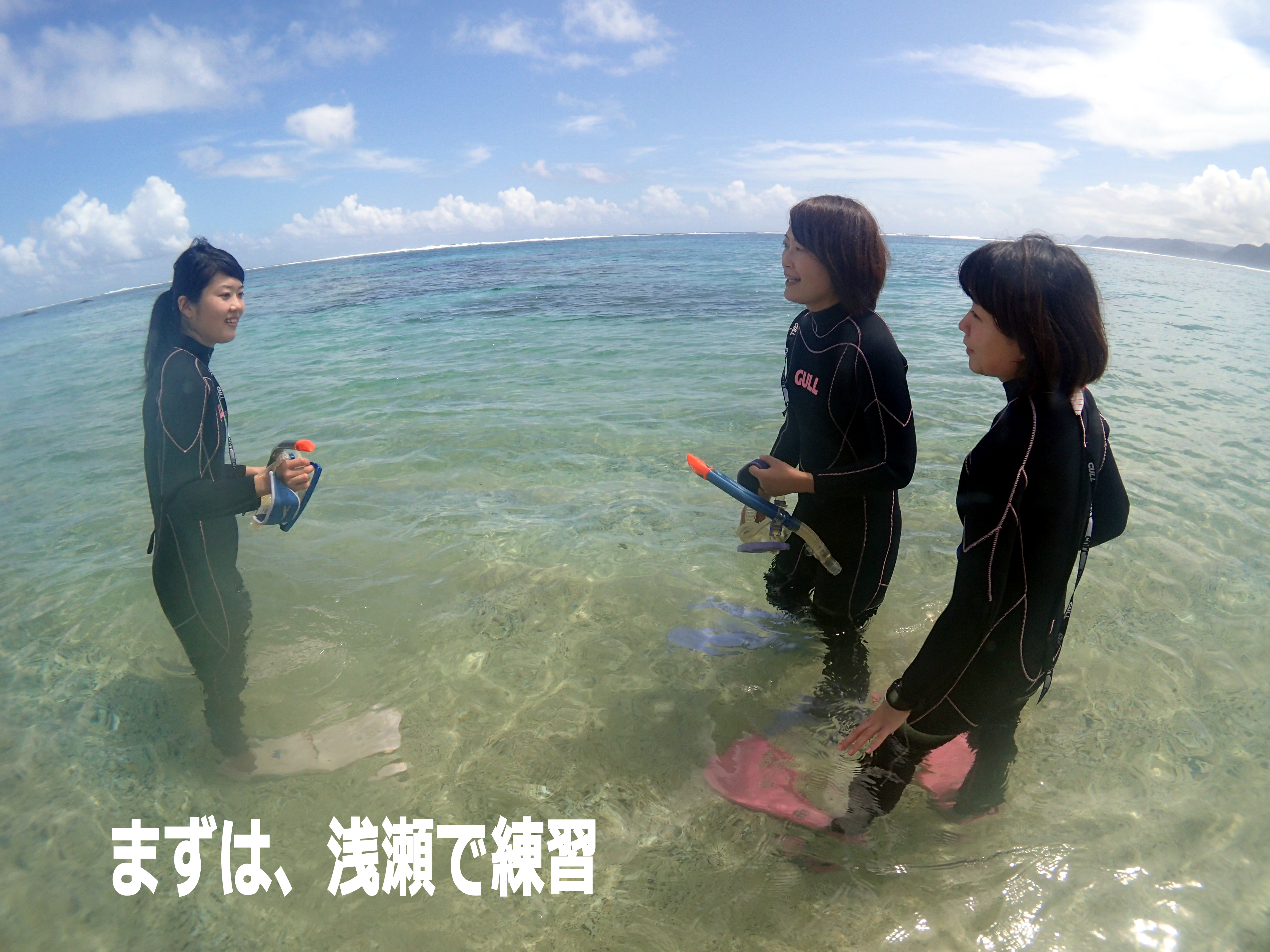 奄美大島ウミガメスイム　浅瀬で練習